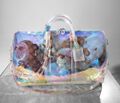 Una borsa iridescente con dettagli di raffinata trasparenza;